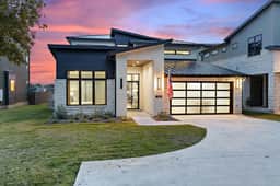 Luxe Lakefront Haven | Concierge Services - Image 4
