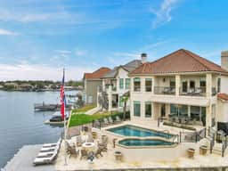 Double Diagonal Bay: Lakefront Luxury with Concierge Services in Horseshoe Bay - Image 2