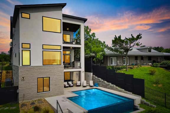 The Escape at 212 | Concierge Services | Promos Available - Image 1