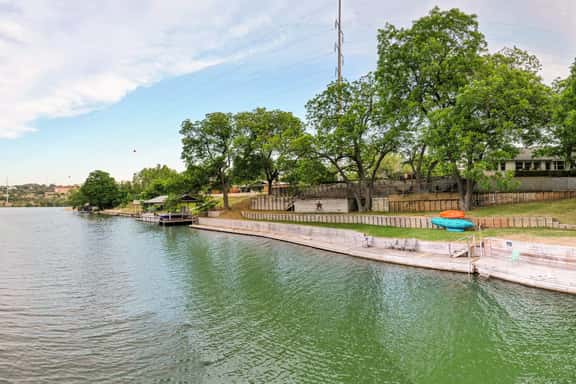 Lakeside Living, Longer Term Stays, Walkable to MF - Image 1