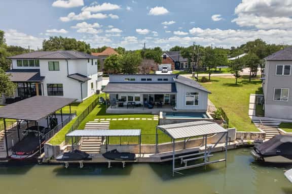 Robinhood Lakefront Retreat, Winter Specials - Image 1