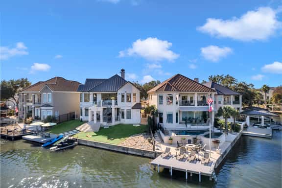 Double Diagonal Bay: Lakefront Luxury with Concierge Services in Horseshoe Bay - Image 1