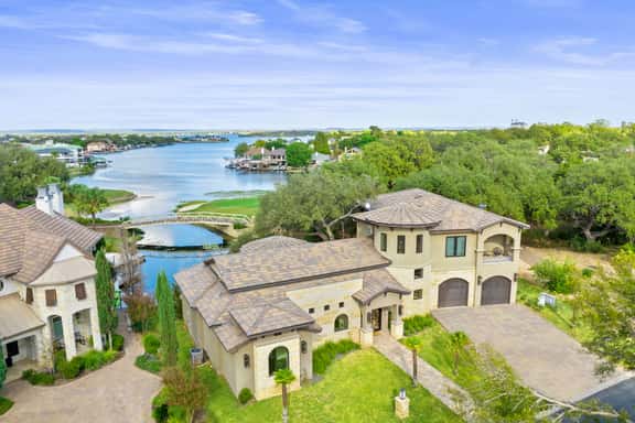Boaters and Golfers Dream Luxury Lakeside Villa - Image 1