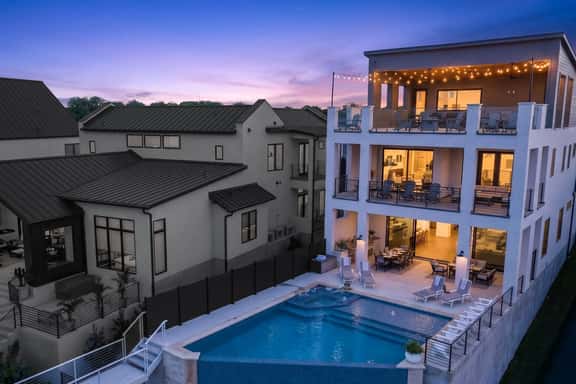 Reynolds Rooftop Sky Lounge & Pickleball - Image 1