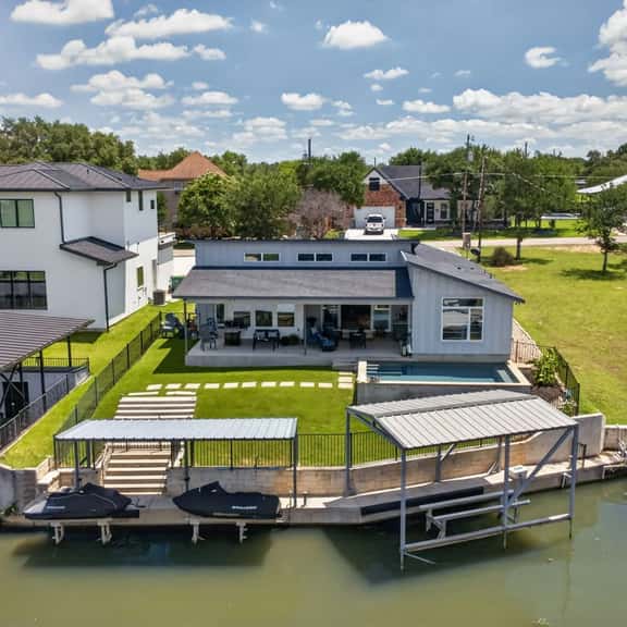 Robinhood Lakefront Retreat, Winter Specials - Image 1