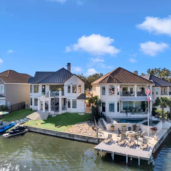 Double Diagonal Bay: Lakefront Luxury with Concierge Services in Horseshoe Bay - Image 1