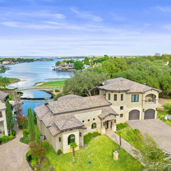 Boaters and Golfers Dream Luxury Lakeside Villa - Image 1