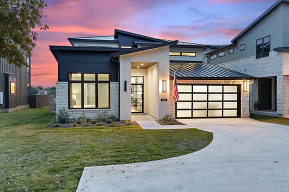 Luxe Lakefront Haven | Concierge Services - Image 4